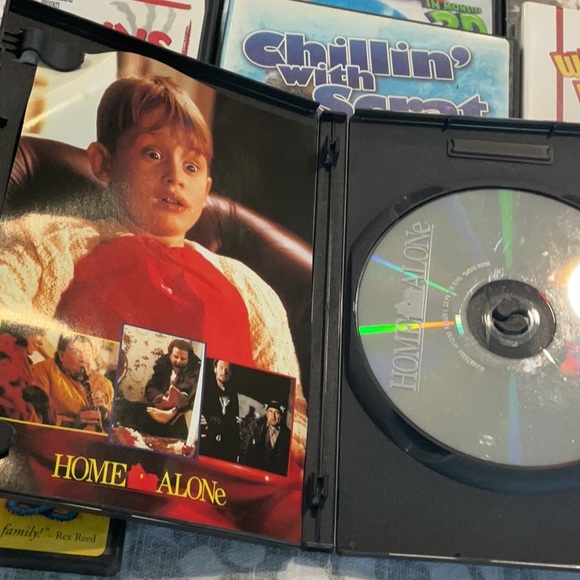 😀😀😀- Set of 12 DVD movies for kids. Home Alone, Gremlins, Nemo, Scrat, more.. - Picture 3 of 10